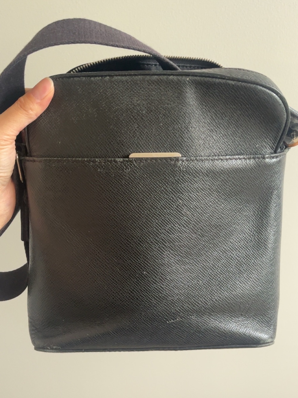 Louis Vuitton Anton Taiga Black Men’s Messenger